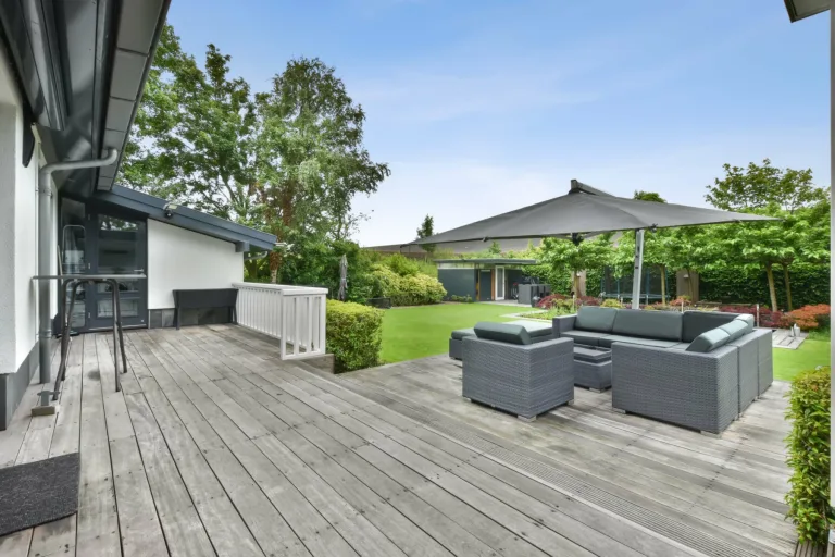 Spacious deck | Featured image for luxury composite decking blog